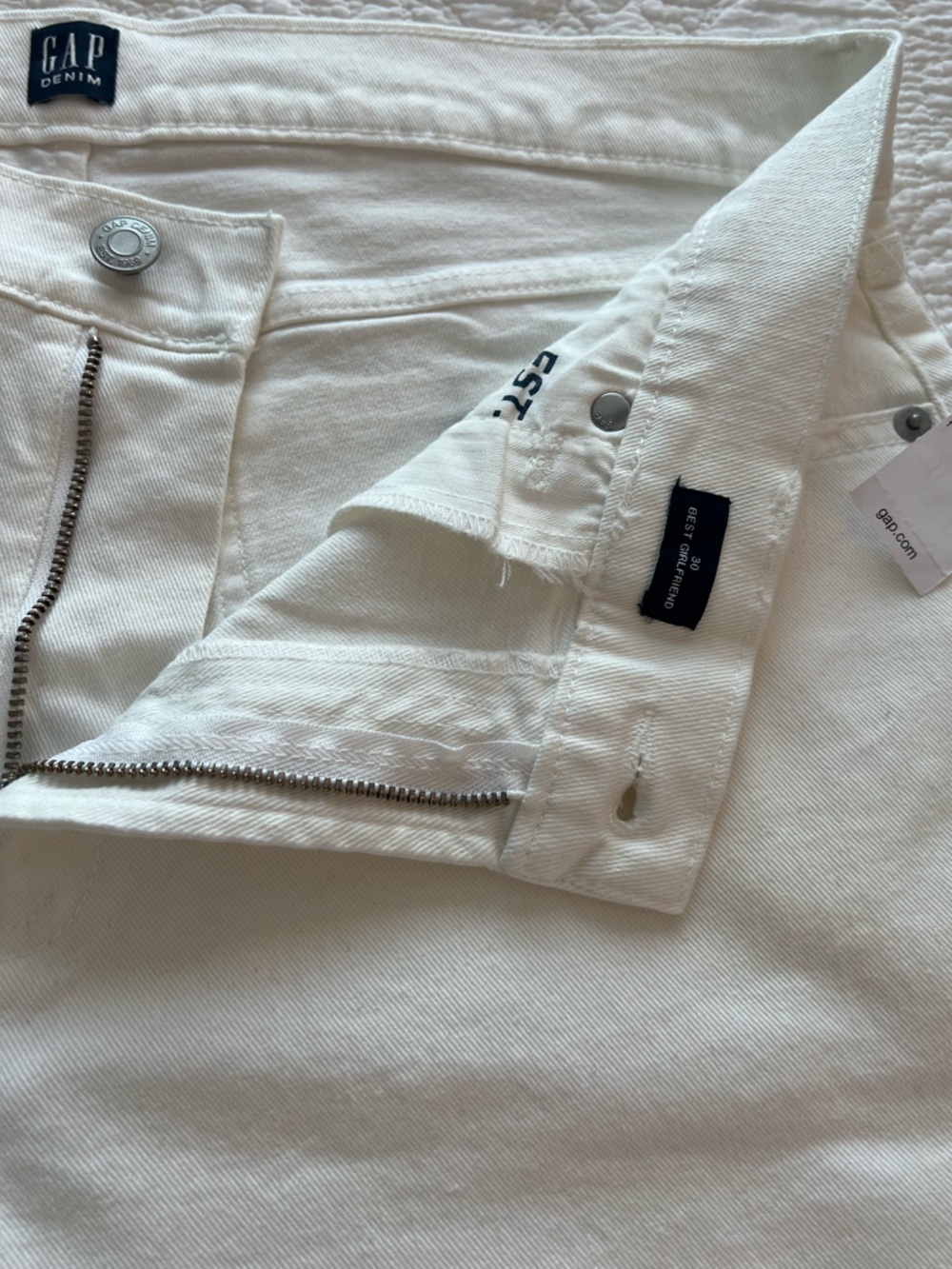 GAP Beautiful White discreetly distressed stylish jeans